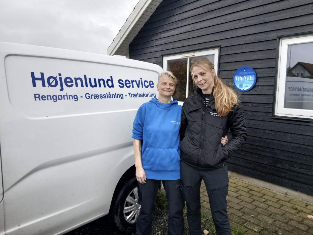 To medarbejdere fra Højenlund Service foran firmaets varebil